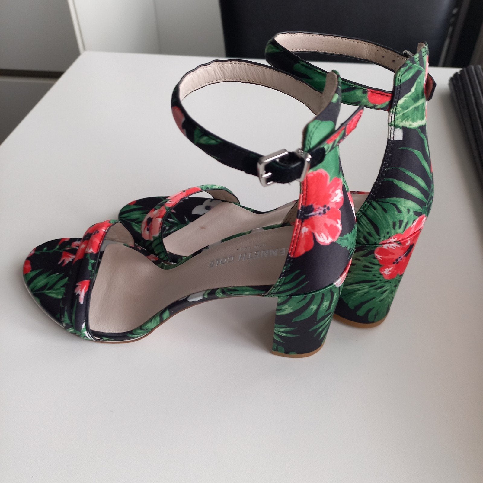Nieuwe schoenen van kenneth Cole maat 38.5 koopje nu, Kleding | Dames, Overige kleuren, Kenneth Cole, Nieuw, Ophalen of Verzenden