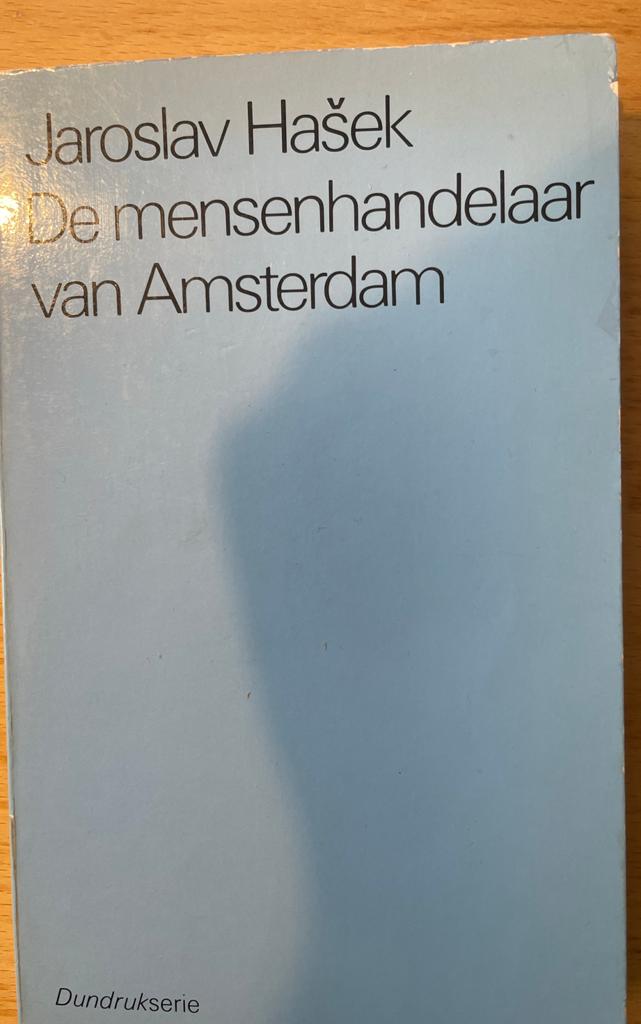 De mensenhandelaar uit Amsterdam - Jaroslav Hašek, Boeken, Ophalen of Verzenden, Gelezen, Europa overig