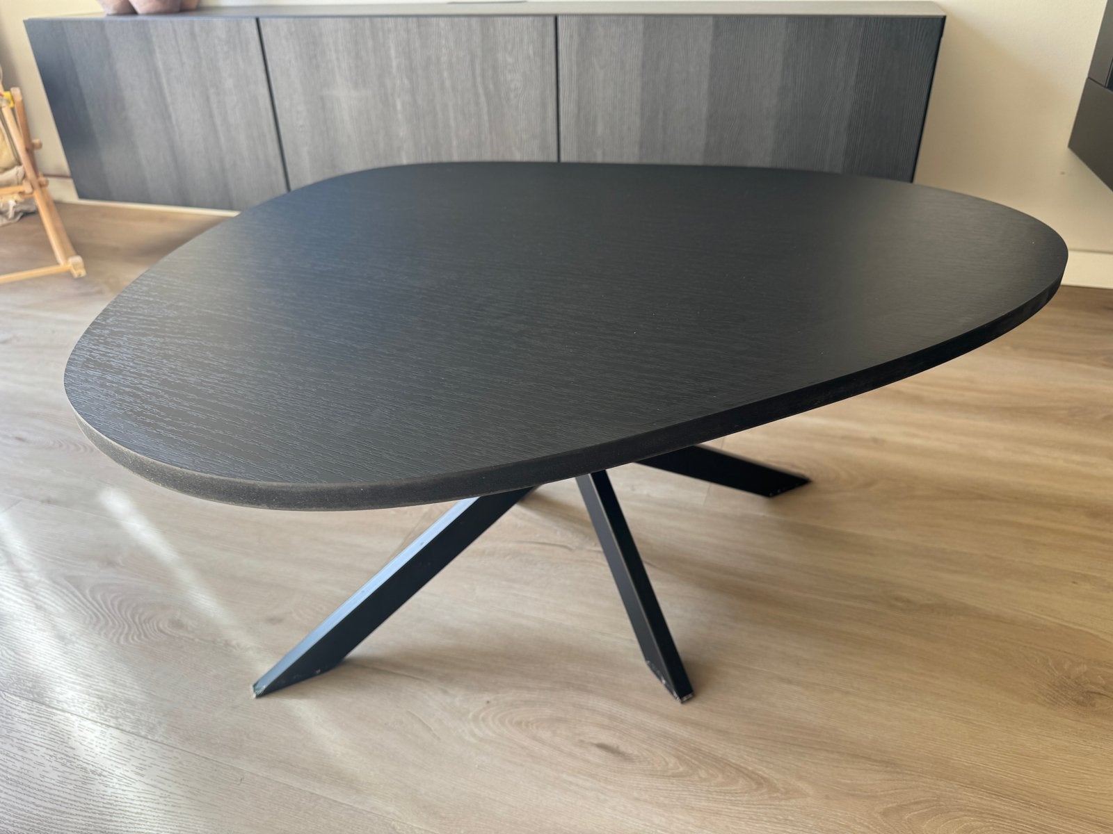 Zwarte salontafel van Kas20 en metalen onderstel, Ophalen, Gebruikt, 100 tot 150 cm, 50 tot 100 cm