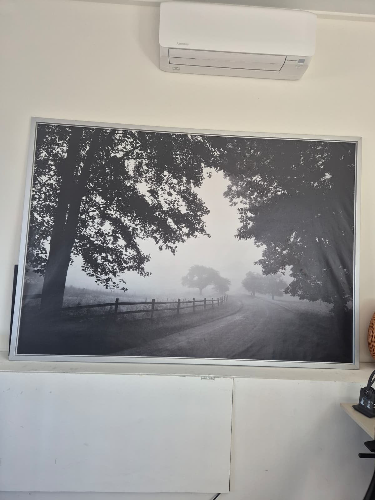 Grote zwart-wit foto/poster van landschap in een lijst, Huis en Inrichting, Gebruikt, 125 cm of meer, Ophalen of Verzenden, Foto of Poster