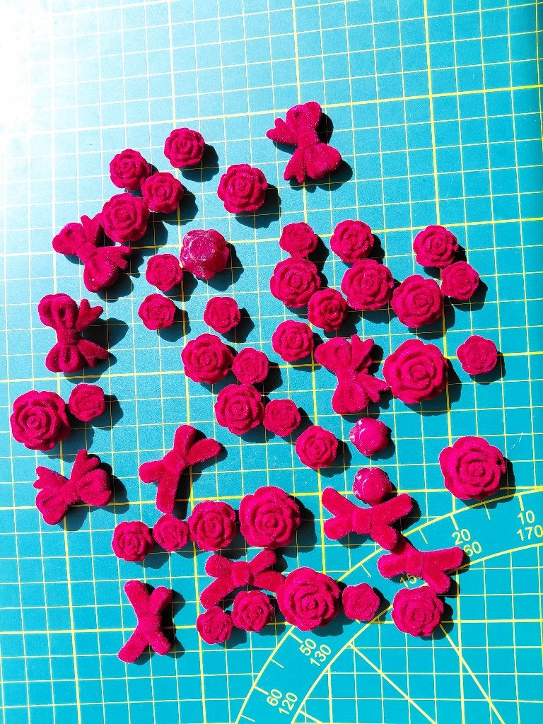 50 mooi fluweelachtige bloemen en strik knopen rood, Ophalen of Verzenden, Nieuw, Knoop of Knopen
