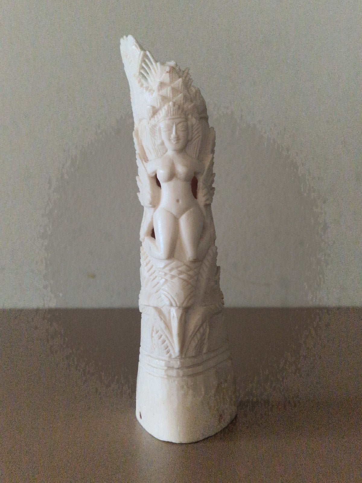 Handgesneden sculptuur van een vrouw in natuurlijk materiaal, Antiek en Kunst, Natuurlijk materiaal, Ophalen of Verzenden, Handgemaakt