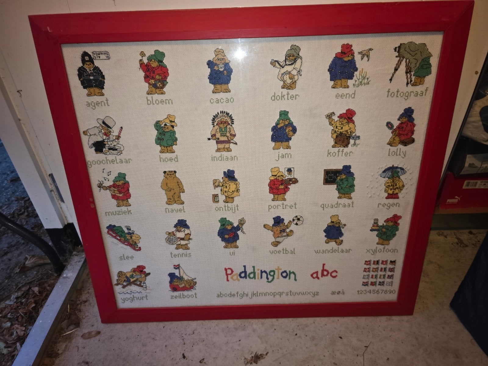 Geborduurd Paddington ABC-bord in rode lijst, Ophalen
