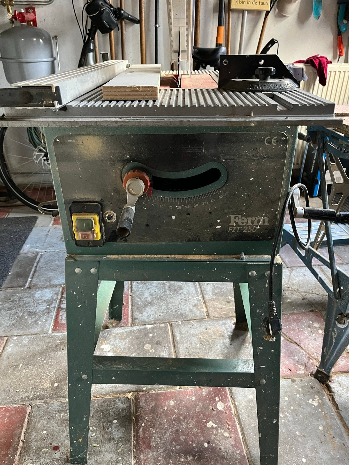 Ferm FZT-250 Tafelzaag, Doe-het-zelf en Verbouw, Ophalen, Gebruikt, Cirkelzaag, 600 tot 1200 watt