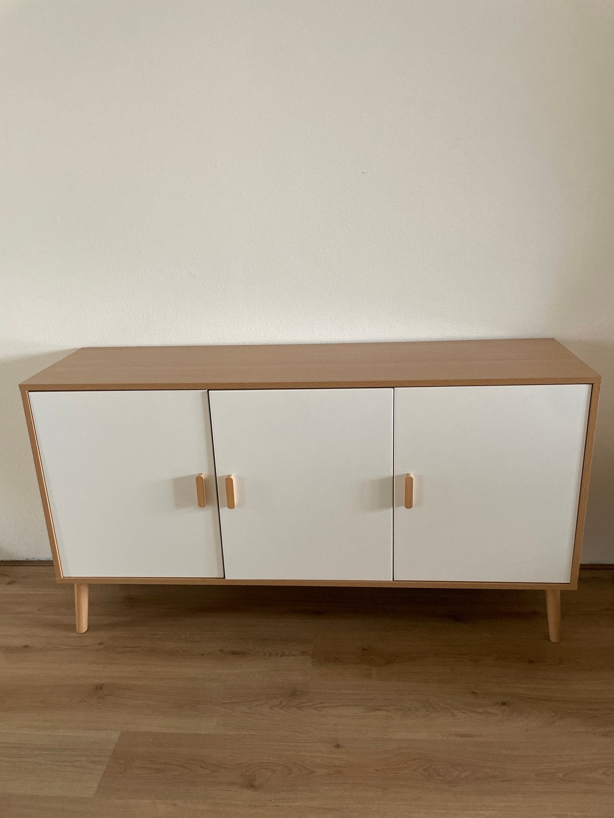 Modern dressoir met 3 deuren - wit en hout, Gebruikt, 100 tot 150 cm, Ophalen of Verzenden, 25 tot 50 cm