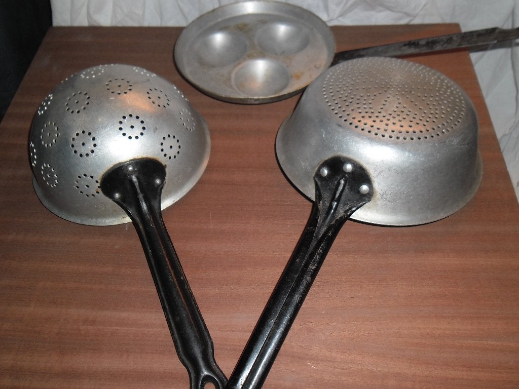 Vintage aluminium keukengerei: vergieten en poffertjespan, Antiek en Kunst, Ophalen of Verzenden