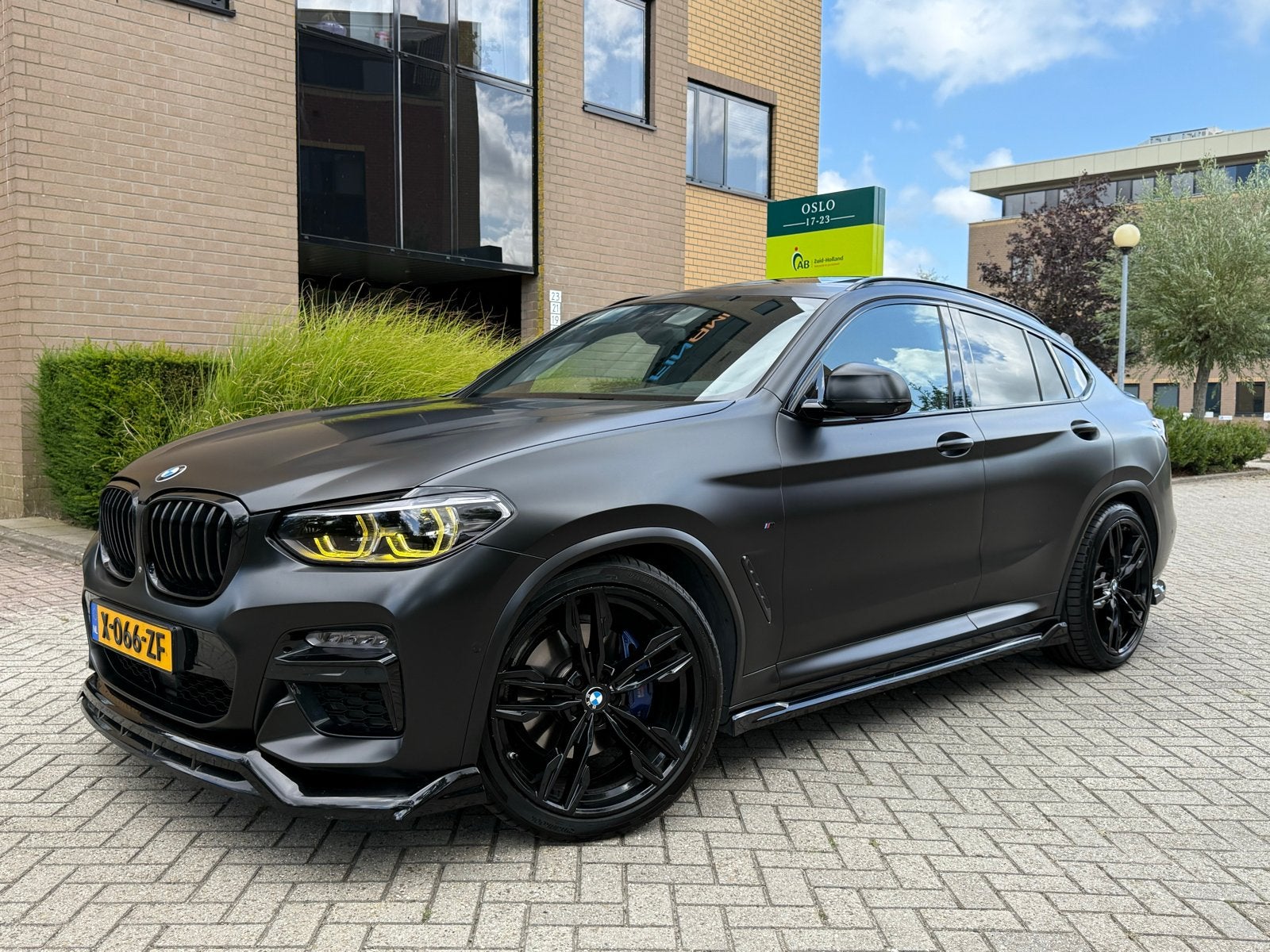 BMW X4 M40i full option 2019 Zwart, Auto's, Automaat, Dealer onderhouden, 1800 kg, Zwart