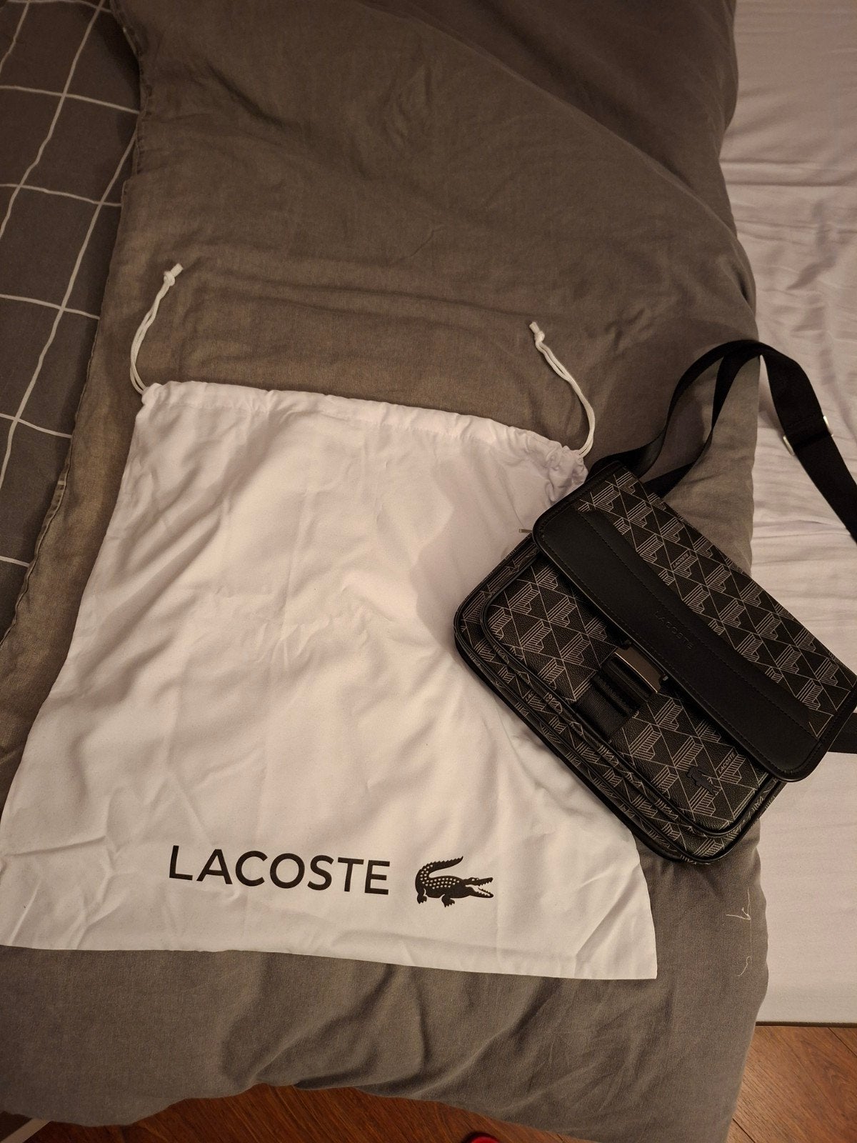 Lacoste Schoudertas - Stijlvol en Praktisch, Sieraden, Tassen en Uiterlijk, Tassen | Schoudertassen, Ophalen of Verzenden