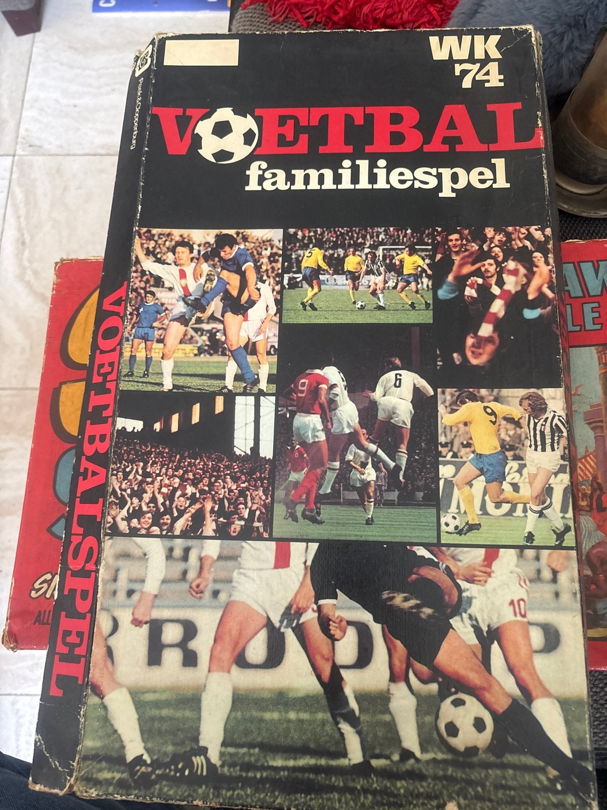WK '74 Voetbal familiespel - Vintage voetbalboek, Boeken, Ophalen of Verzenden, Gelezen, Balsport