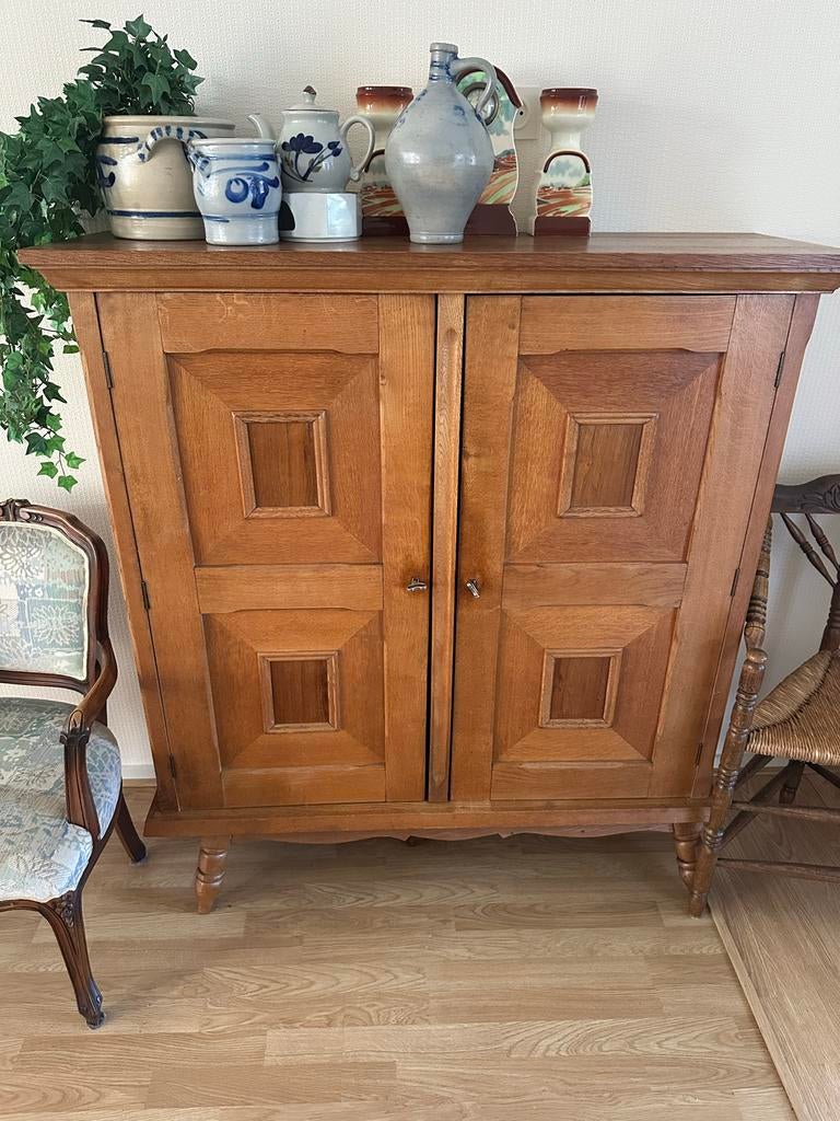 Antieke houten kast met twee deuren, Huis en Inrichting, Ophalen, Zo goed als nieuw, 25 tot 50 cm, 100 tot 150 cm