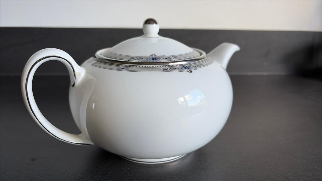 Wedgwood theepot met zilveren en blauwe accenten, Huis en Inrichting, Keuken | Servies, Overige typen, Ophalen of Verzenden, Zo goed als nieuw