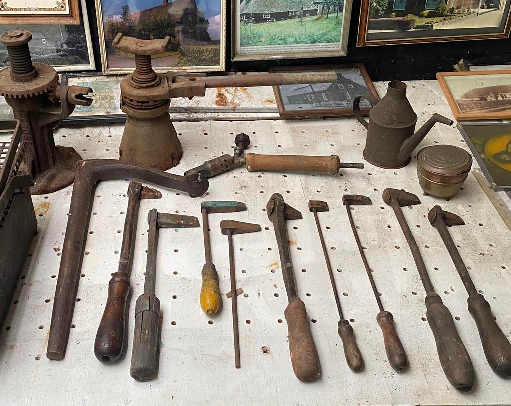 Lot antiek loodgieter gereedschap | krik | oliekan, Ophalen