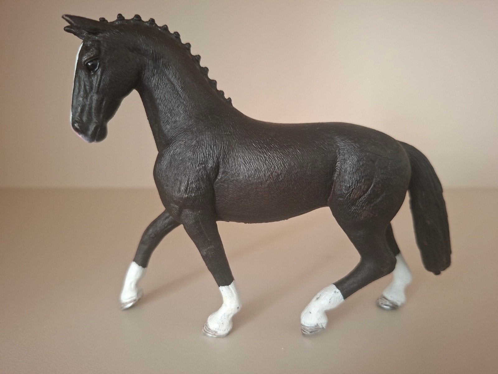 Schleich paard - zwart met witte bles en sokken, Ophalen of Verzenden, Zo goed als nieuw