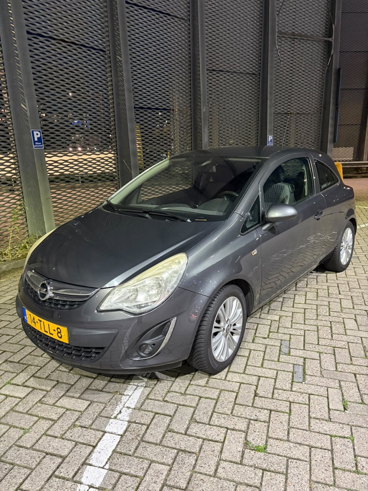 Opel Corsa 1.4 16V 74KW 2012 Grijs, Auto's, 1398 cc, 4 cilinders, 100 pk, 49 €/maand