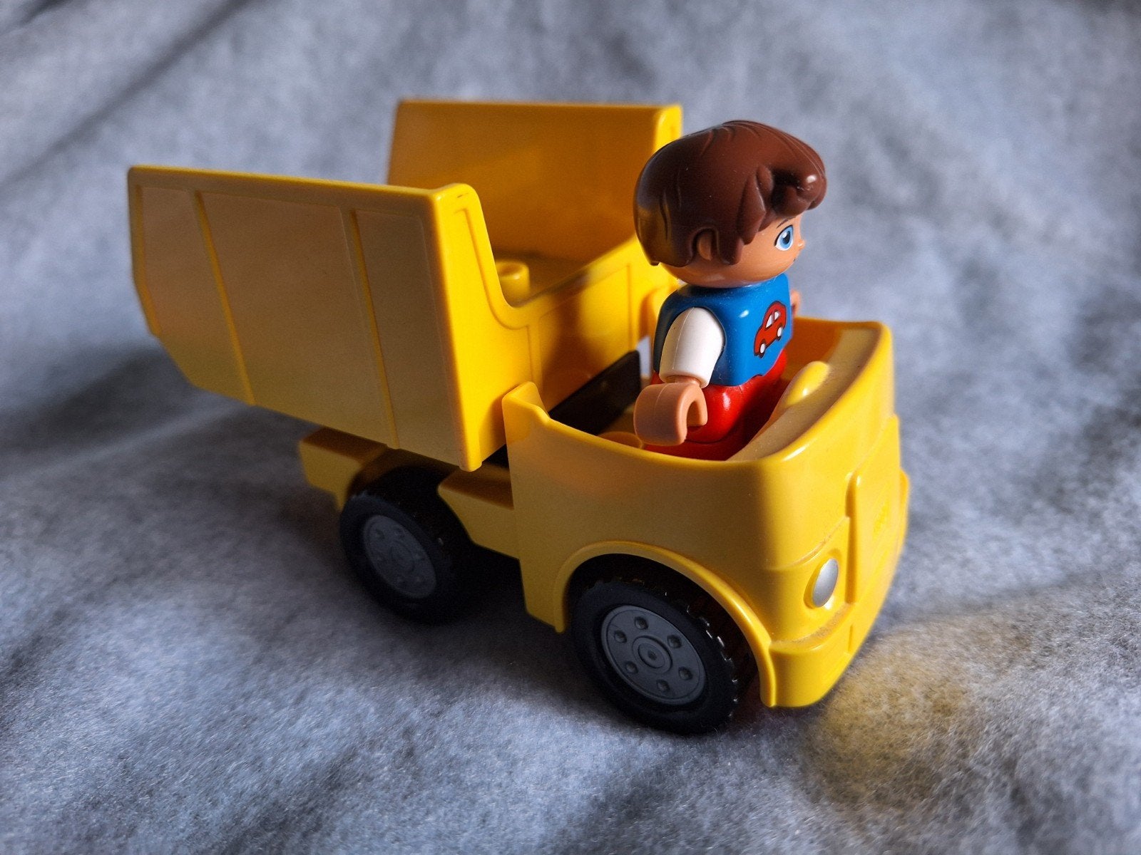 Lego duplo  kleine  kiep-auto geel + poppetje