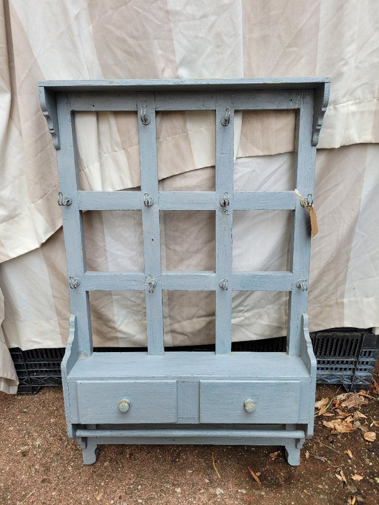 Blauw grijs geverfd brocante wandrek met haken en laadjes, Ophalen