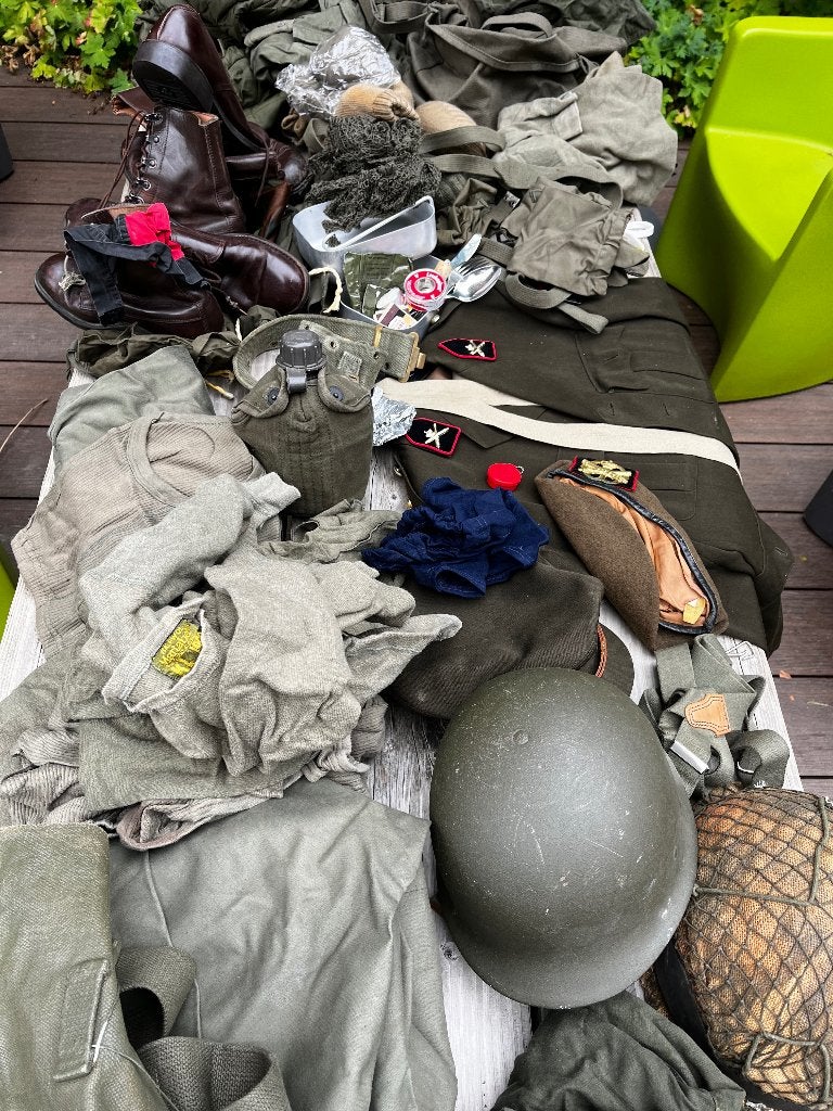 Complete originele Defensie-plunjezak meer dan 60 items, Verzamelen, Ophalen, Landmacht, Nederland, Kleding of Schoenen