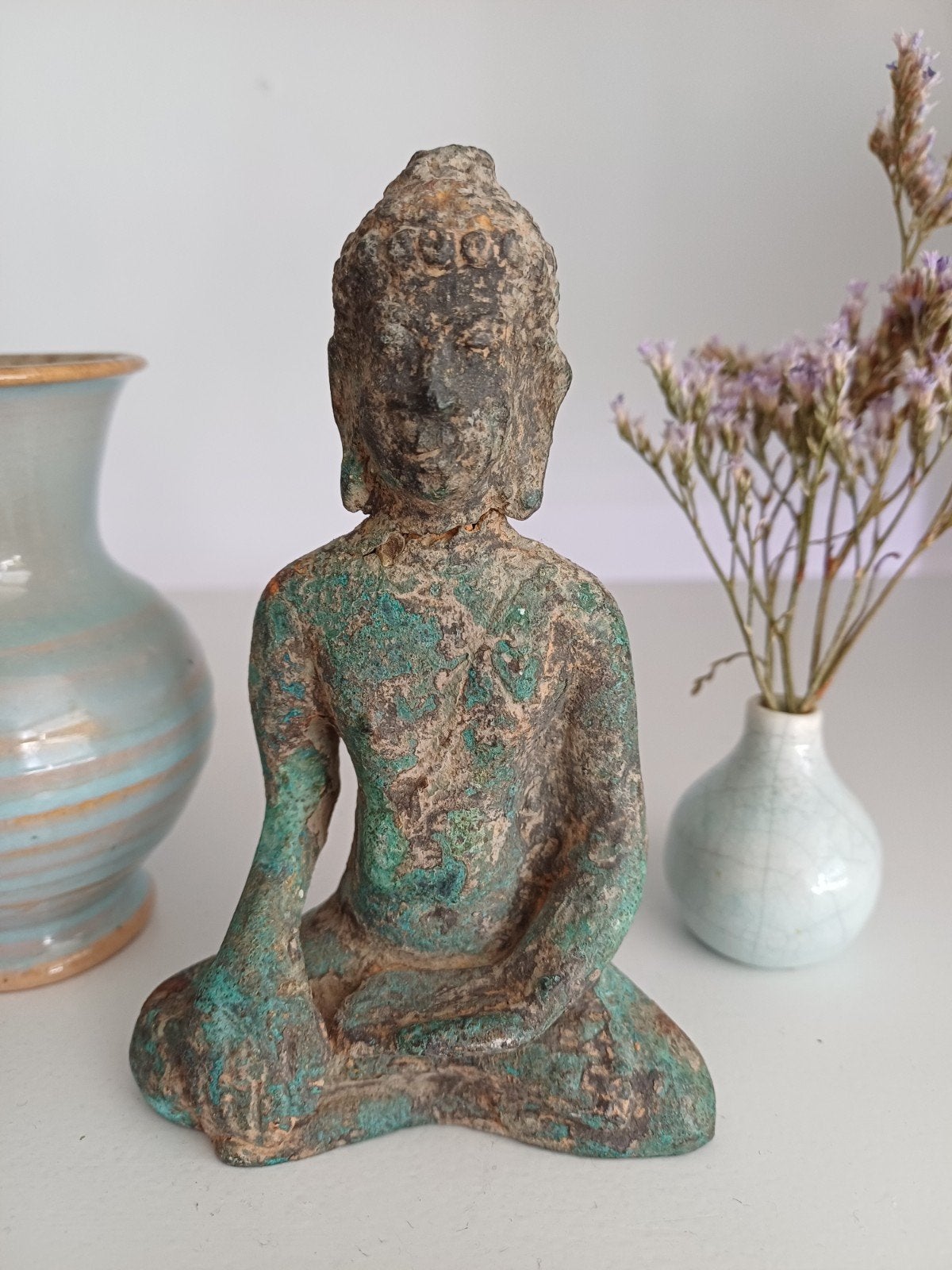 Antiek Boeddha Beeld - Brons met Patina, Handgemaakt, Ophalen of Verzenden, Meerkleurig, Overige herkomsten