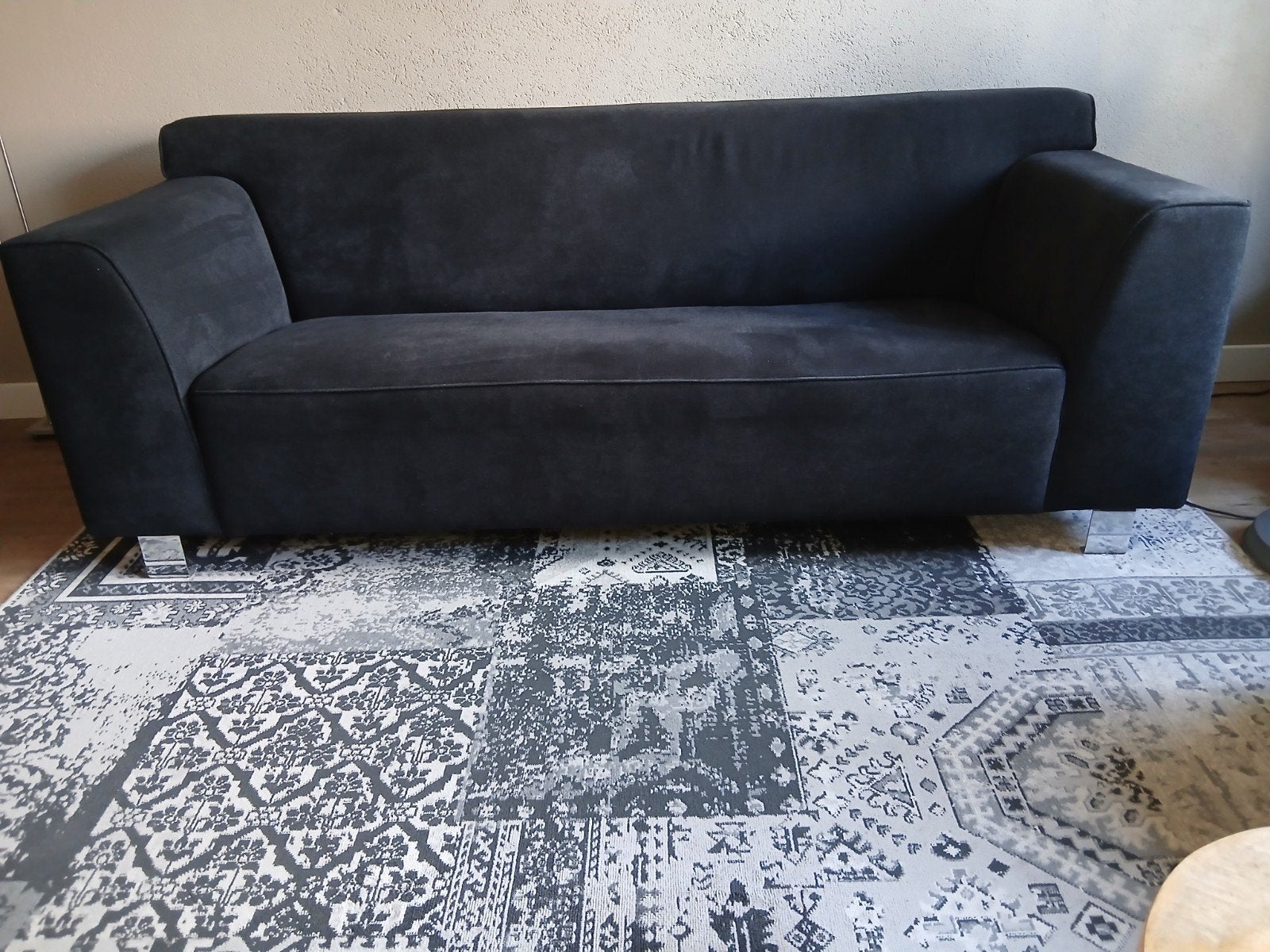 Twee  comfortabele zwarte 2 1/2 zits banken, samen €150,=, Ophalen, Gebruikt, 75 tot 100 cm