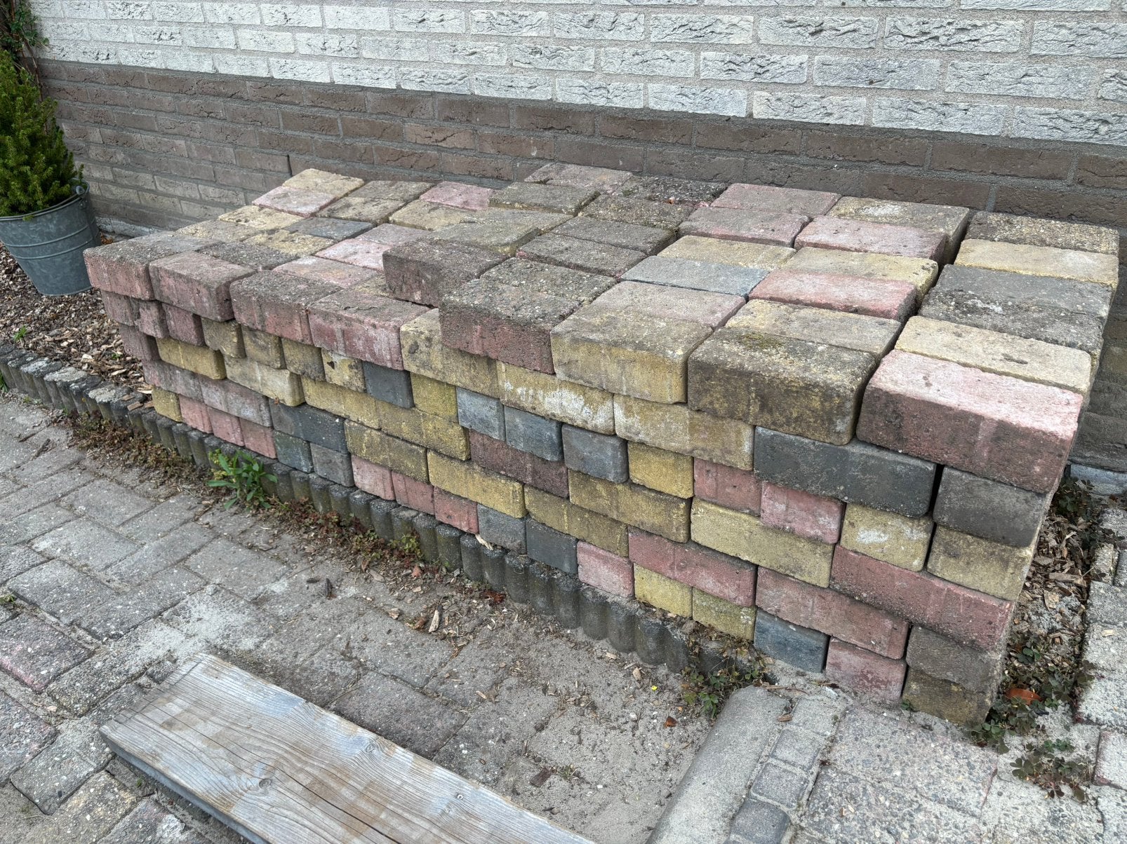 GRATIS betonklinkers BKK rood-geel-blauw 284 st, Ophalen, Gebruikt, Klinkers, 5 tot 10 m²