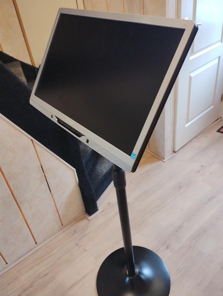22 inch VGA monitor op standaard, Ophalen, Zo goed als nieuw, Overige typen, Overige resoluties
