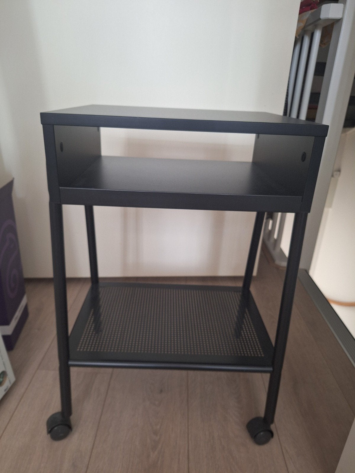 IKEA Nachtkastje - Zwart met wieltjes, Huis en Inrichting, Slaapkamer | Nachtkastjes, Ophalen, Metaal of Aluminium, Minder dan 45 cm