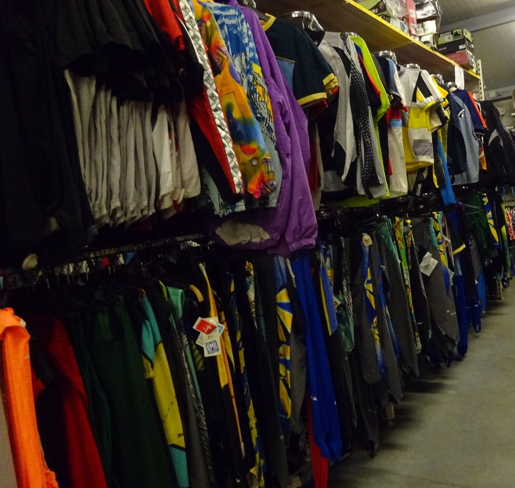 NIEUW Partijtje 250 stuks Kwaliteit sportkleding Heren en Da, Overige kleuren, Nieuw, Overige maten, Ophalen of Verzenden