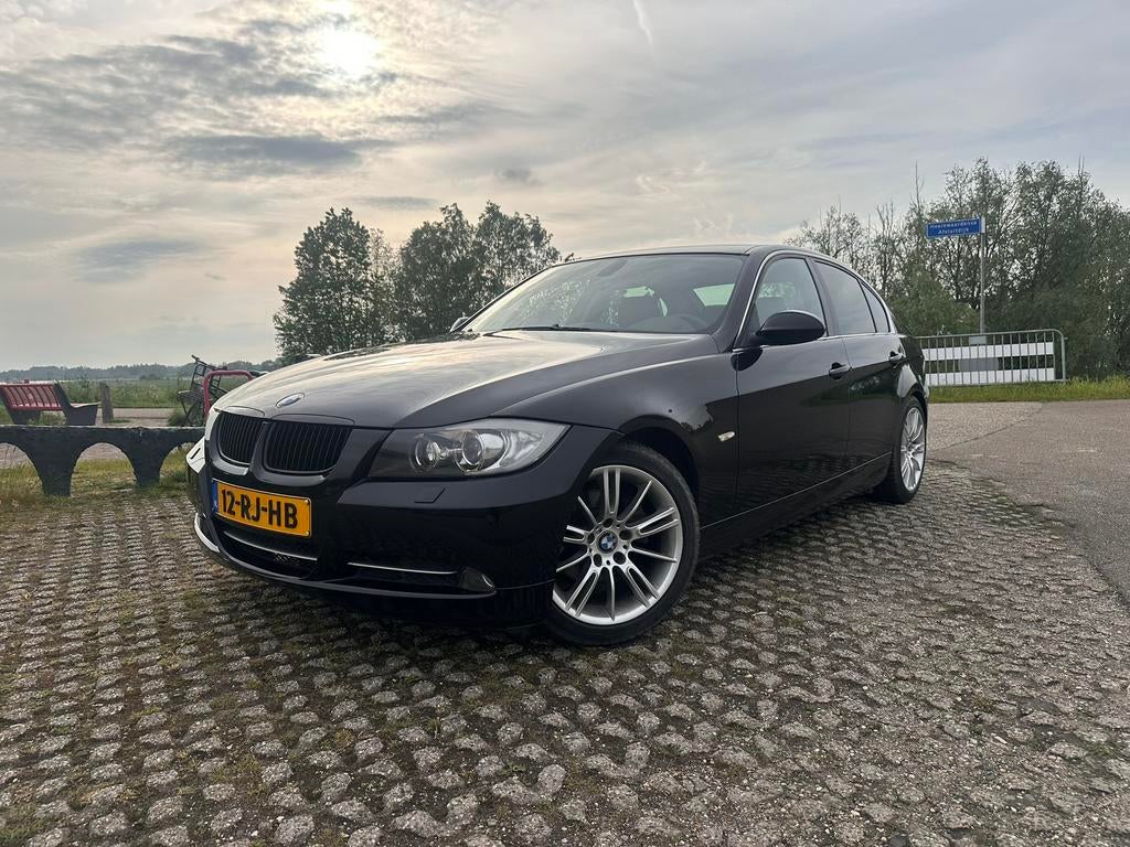 BMW 325i E90 NIEUWE APK, NAP, BOEKJES, HANDBAK, NETJES!, Auto's, 745 kg, Achterwielaandrijving, Zwart, 2497 cc