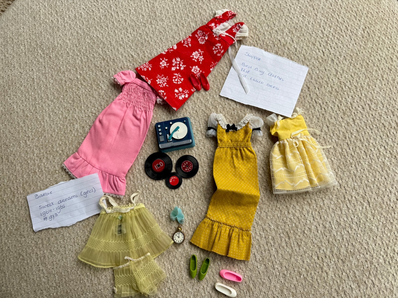 Lot met vintage barbie, skipper kleding en accessoires, Ophalen of Verzenden, Gebruikt, Kleertjes