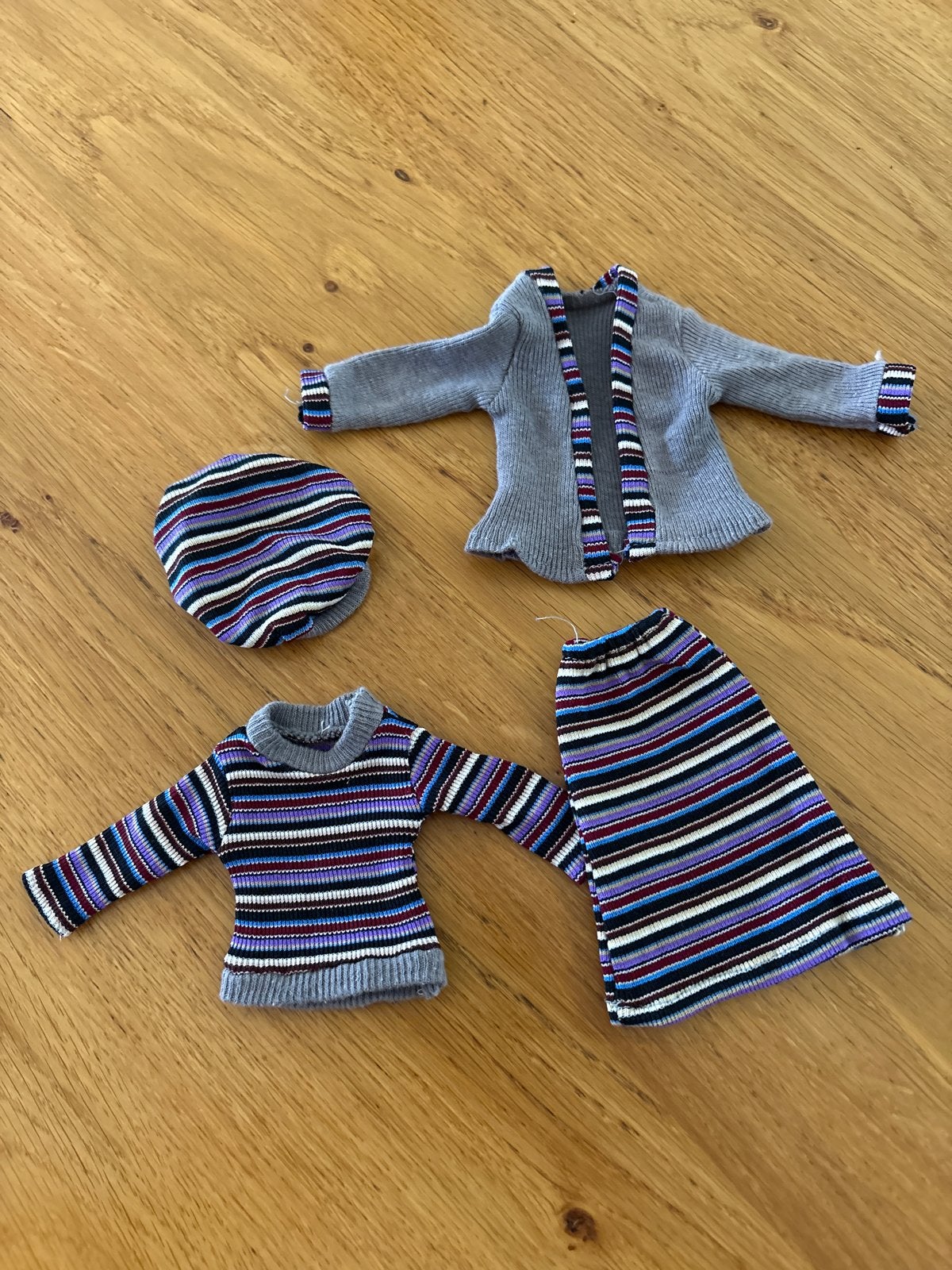 Sindy / fleur kledingset: trui, rok, vest en muts gestreept, Verzamelen, Poppen, Ophalen of Verzenden, Gebruikt, Kleertjes