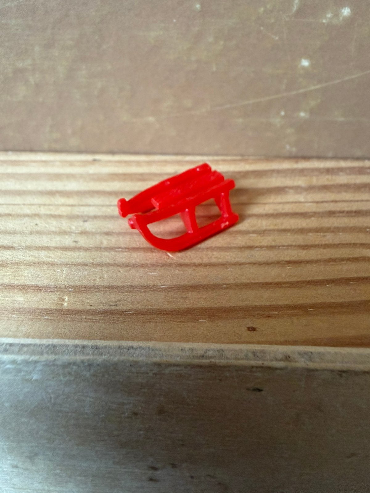 Mini slee - hxbxd 0.8x1.5x2.1cm - kunststof, Ophalen of Verzenden, Zo goed als nieuw, Poppenhuis