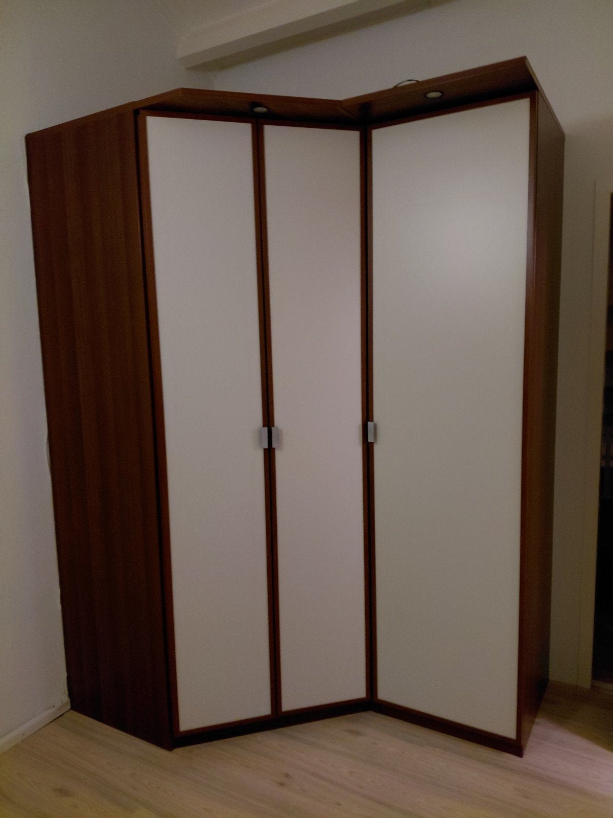 Gratis, zeer grote  hoek kledingkast! Zaterdagmiddag ophalen, Ophalen, Gebruikt, 200 cm of meer, 200 cm of meer
