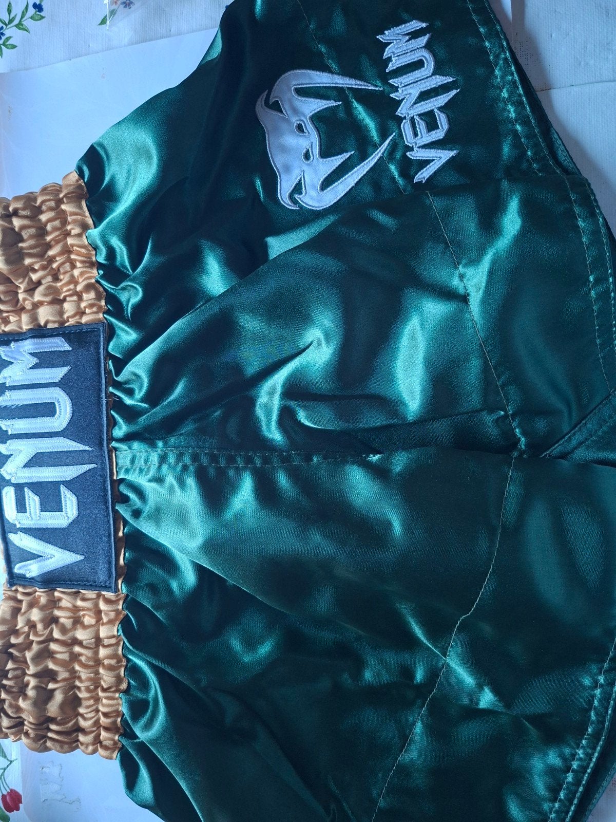 Venum Classic Muay Thai Shorts - Groen/Goud (Maat S), Ophalen, Overige, Nieuw, Vechtsportkleding