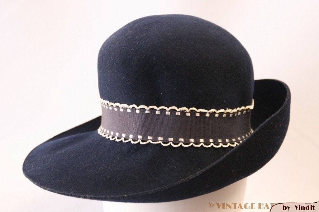 Vintage Dameshoed donker blauw 55 = S - XS gratis verzenden, Ophalen of Verzenden, Gedragen, 55 cm (S, 6⅞ inch) of minder, Hoed