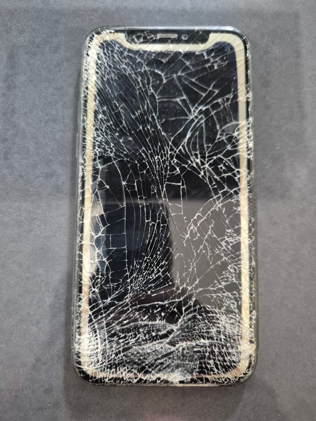 iPhone 11 Pro - Gebroken scherm en achterkant - vochtschade, Ophalen of Verzenden, Niet werkend, Grijs, 64 GB