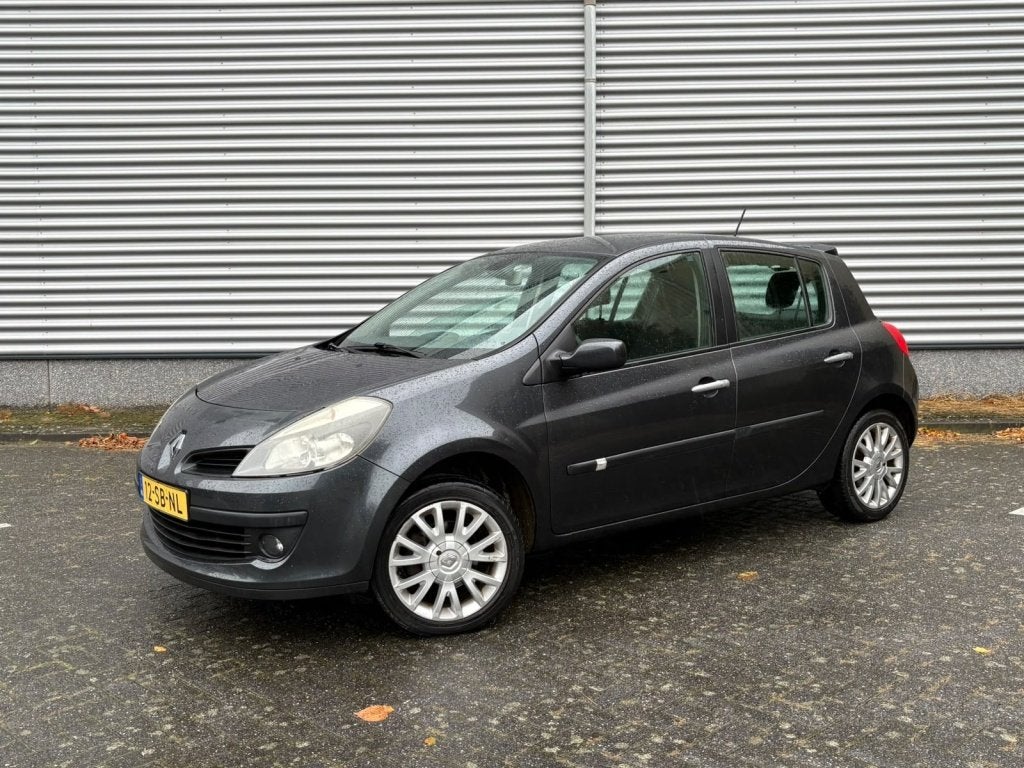Renault Clio 1.6 Dynamique NIEUWE APK Trekhaak Airco Cruise, Auto's, Voorwielaandrijving, Gebruikt, Zwart, 4 cilinders