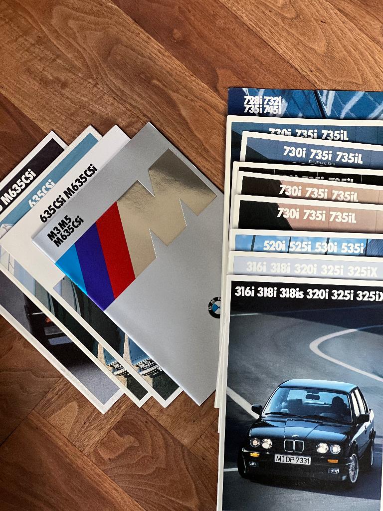 Verzameling BMW folders ('80/'90), Boeken, Onbekend, Ophalen of Verzenden, Zo goed als nieuw, BMW