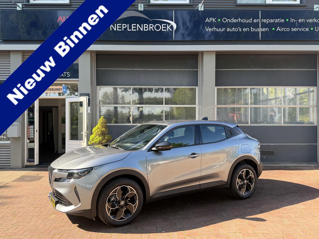 Alfa Romeo Junior Elettrica Speciale 54 kWh | ACC | Clima |, Auto's, Alfa Romeo, Stof, Gebruikt, Zwart, Origineel Nederlands