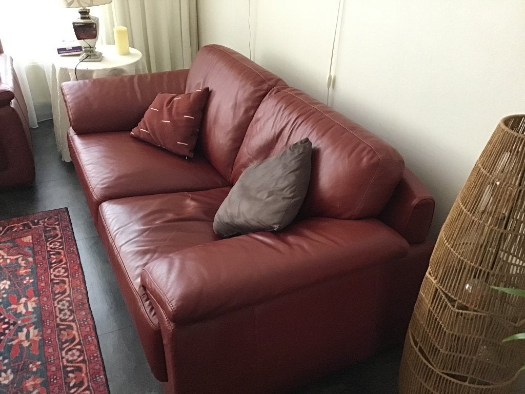 Gratis af te halen rood leren 2 zits bankjes, Ophalen, Gebruikt, 150 tot 200 cm, Tweepersoons