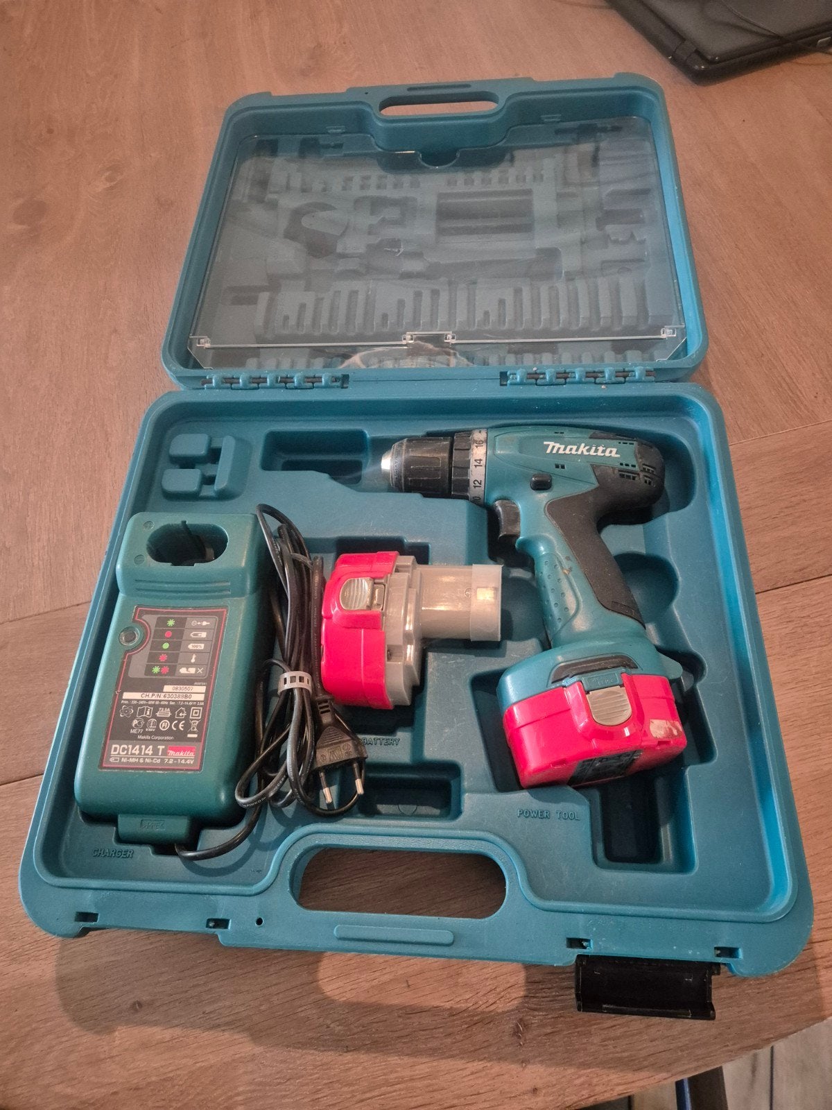 Makita 14,4V Schroef/Boormachine met lader en 2 accu's, Doe-het-zelf en Verbouw, Gereedschap | Boormachines, Ophalen of Verzenden
