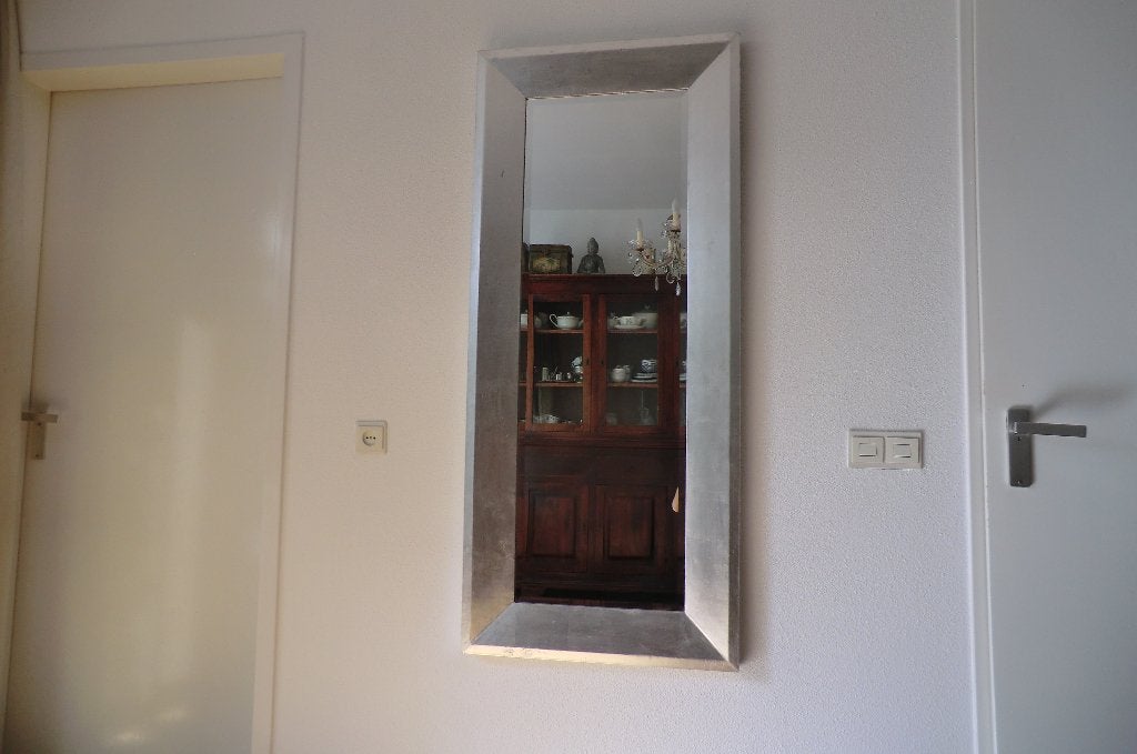 grote spiegel in houten zilverkleurige lijst, Ophalen, Gebruikt, 100 tot 150 cm, Rechthoekig