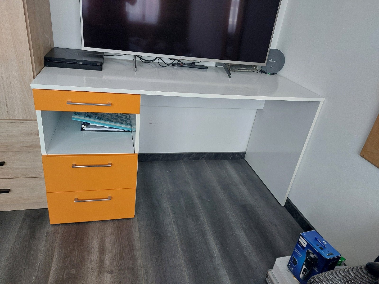 Bureau wit, oranje lades, Ophalen, Zo goed als nieuw