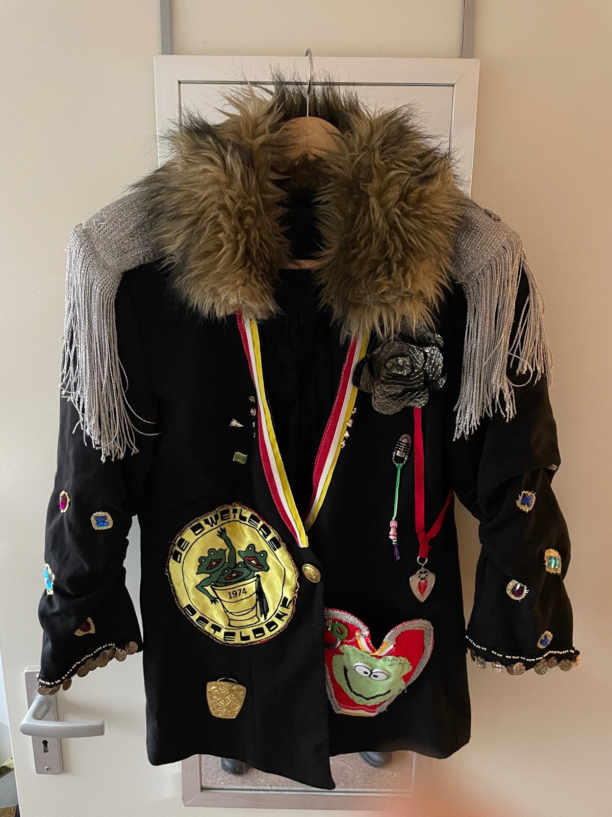 Unieke Oeteldonk jas met kikkerdetails en bontkraag, Maat 38/40 (M), Carnaval, Ophalen of Verzenden, Onbekend