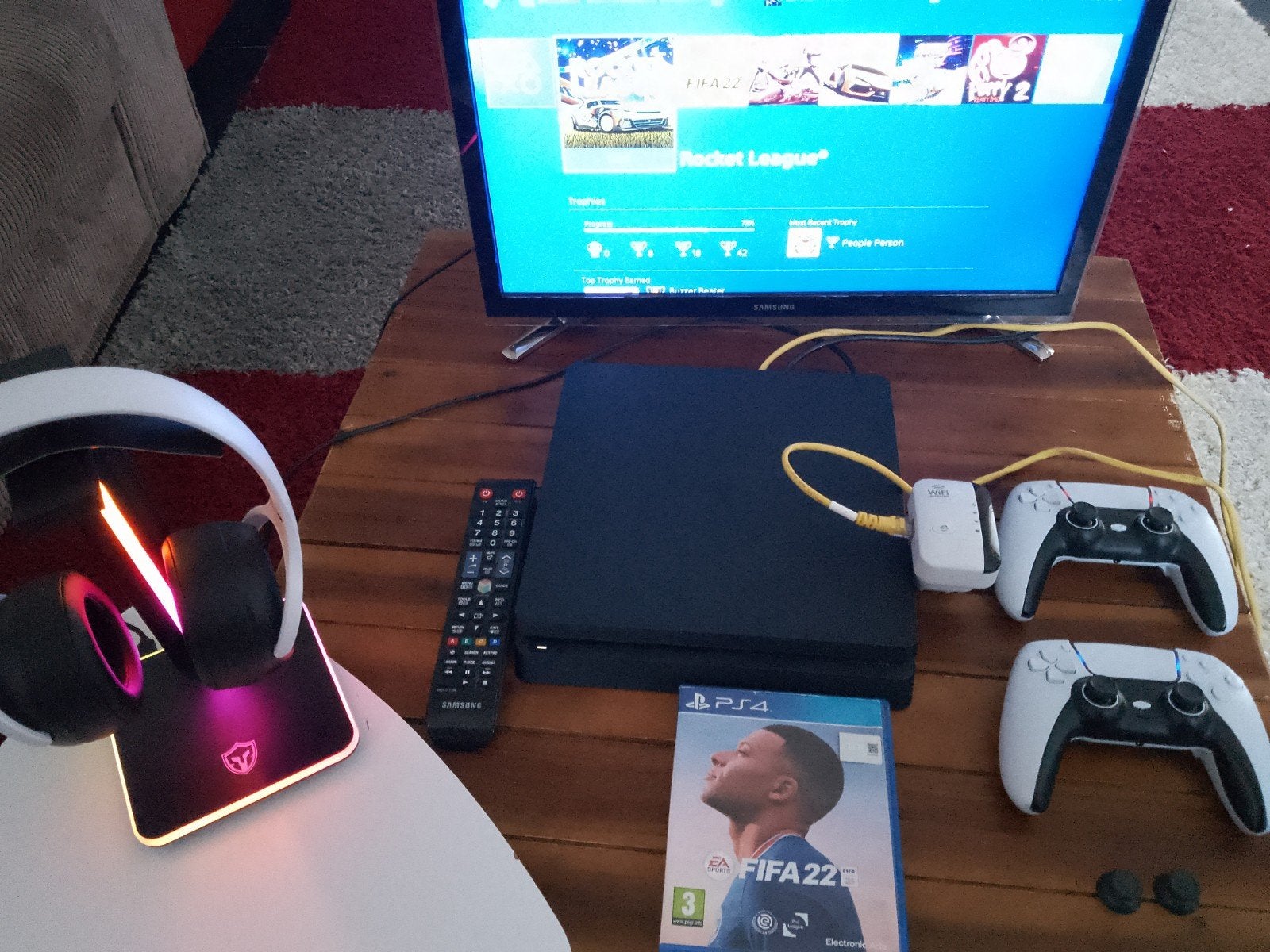 PlayStation 4 Slim met 2 controllers en Samsung tv en kabels, Met 2 controllers, Ophalen of Verzenden, Zo goed als nieuw, Slim