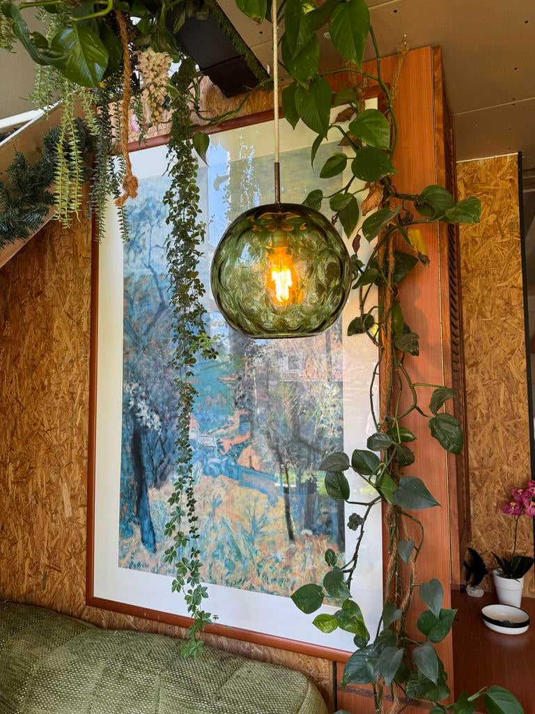 Vintage hanglamp met groene bol en messing, Huis en Inrichting, Lampen | Hanglampen, Ophalen of Verzenden, Gebruikt, Glas