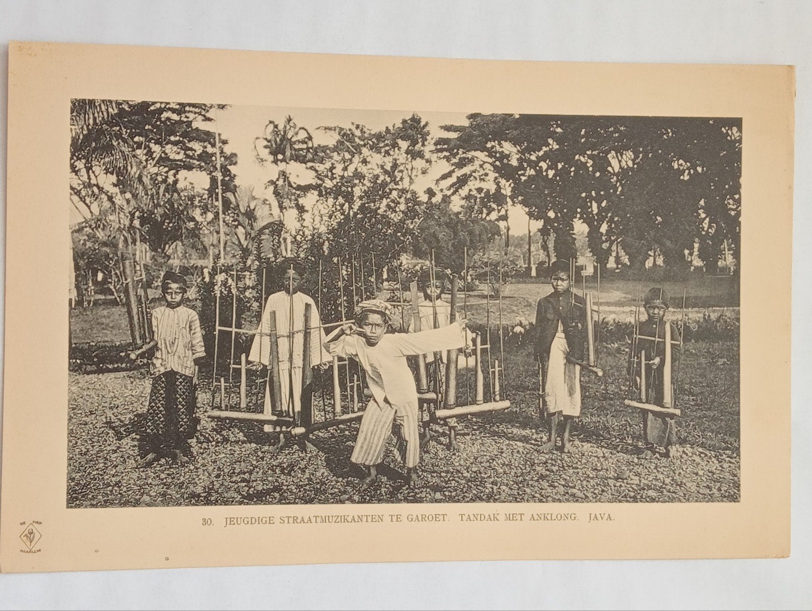Oude fotogravure Jeugdige Straatmuzikanten te Garoet, Java, Ophalen of Verzenden, Voor 1940, Gebruikt