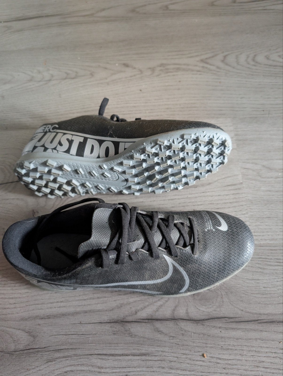 Gratis kunstgrasschoenen maat 41 - Zo goed als nieuw, Ophalen, Zo goed als nieuw, Schoenen
