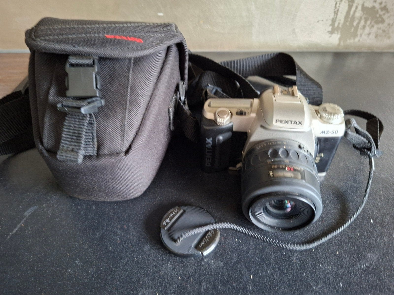 Pentax MZ-50 met 35-80mm zoomlens en fototas, Audio, Tv en Foto, Fotocamera's Analoog, Ophalen of Verzenden, Niet werkend, Spiegelreflex