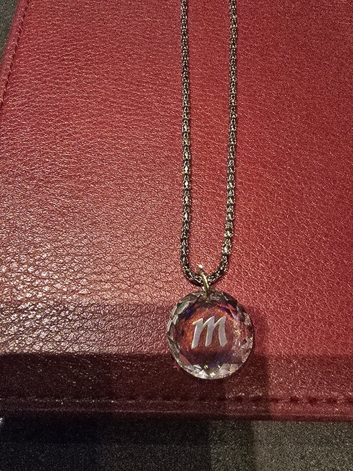 Zilverkleurige ketting met kristallen M-hanger, Overige materialen, Ophalen of Verzenden, Zo goed als nieuw, Met kristal