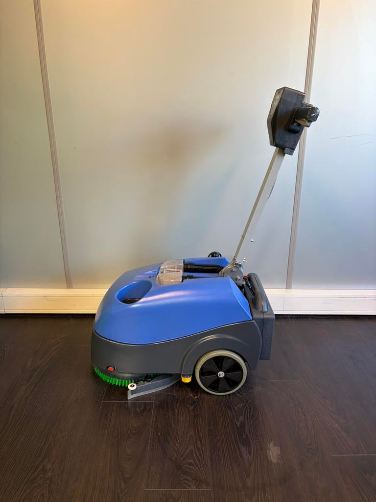 Compacte schrobmachine | Numatic | Nieuwe accu, Doe-het-zelf en Verbouw, Reinigingsmachines, Ophalen of Verzenden, Gebruikt, Schrobmachine